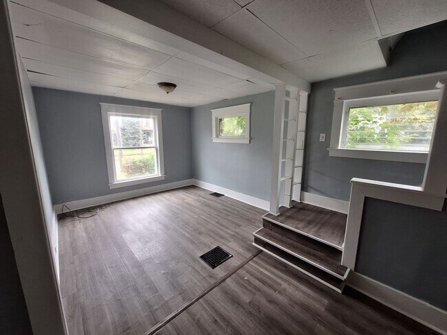 Building Photo - 3 br, 1.5 bath House - 709 Cascade Street