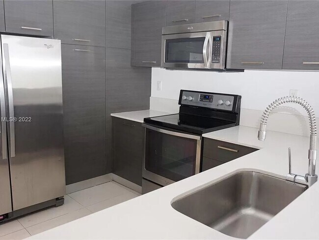 Building Photo - 2 Bedroom Townhome in Fort Lauderdale