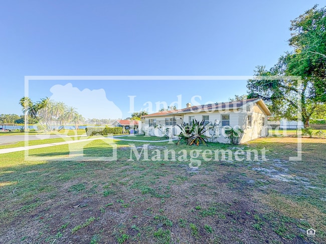 Building Photo - 3 Bed 1.5 Bath Home - Spacious Fenced in Back yard!