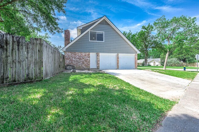 Building Photo - 9014 Landwood Dr