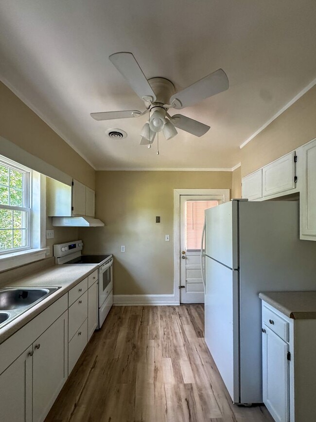 Building Photo - 512 1/2 Westmont Drive