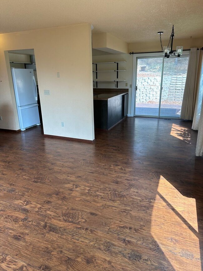Building Photo - 1540 Lealand Dr 3 bed/2.5 bath. MOVE IN SP...