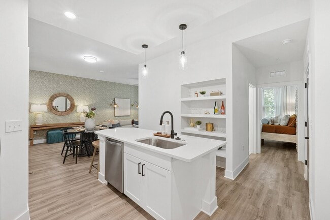 Isla de cocina con espacio para sentarse y estantes empotrados - Linz Bayview