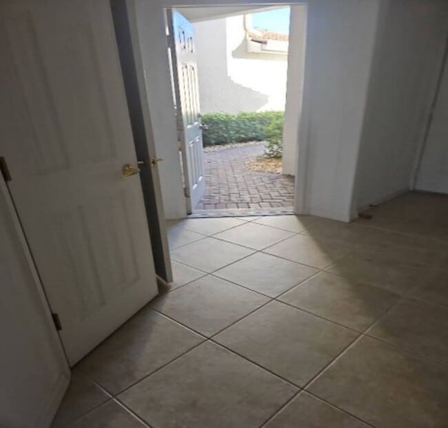 Building Photo - ** 3/2  FIRST FLOOR UNFURNISHED ANNUAL READY FOR A TENANT JANUARY 15, 2026 ** STRATFORD PLACE ** ...