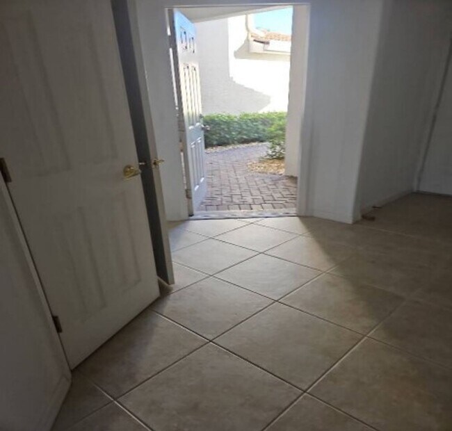 Foto del edificio - ** 3/2  FIRST FLOOR UNFURNISHED ANNUAL READY FOR A TENANT JANUARY 15, 2026 ** STRATFORD PLACE ** ...