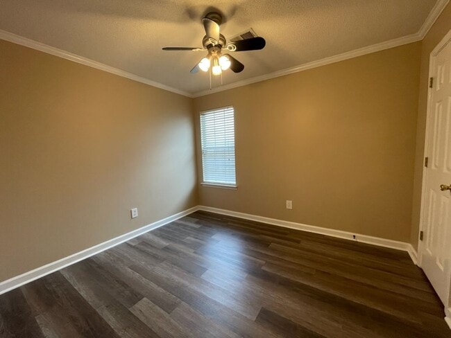 Foto del edificio - CORNER LOT!