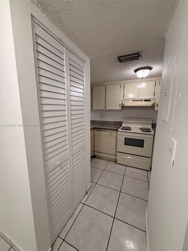 Foto del edificio - 9917 W Okeechobee Rd