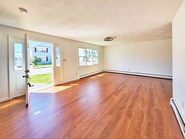 Building Photo - Beautifully remodeled townhouse with garage.