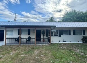 Building Photo - 1604 SE Apache Ave