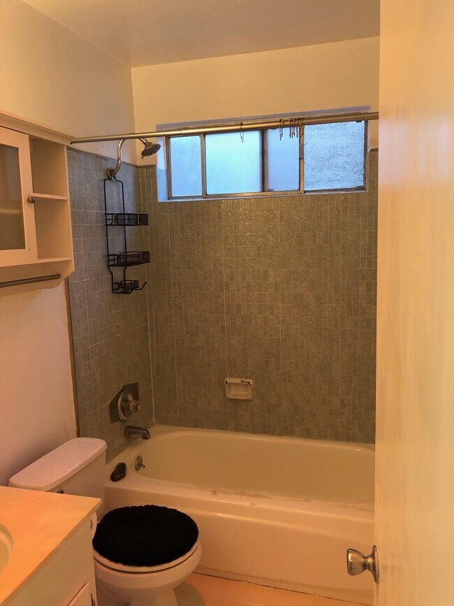 bathroom - 60 Market St