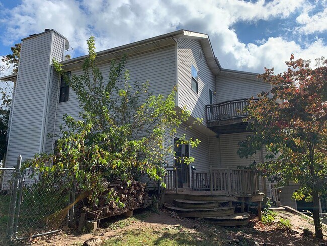 Foto del edificio - LEASE TAKEOVER: NO DEPOSIT NEEDED!!! Beautiful home featuring 4 bedrooms, 3 baths, 2 fire places,...