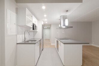 Building Photo - 4800 Maisonneuve Blvd W