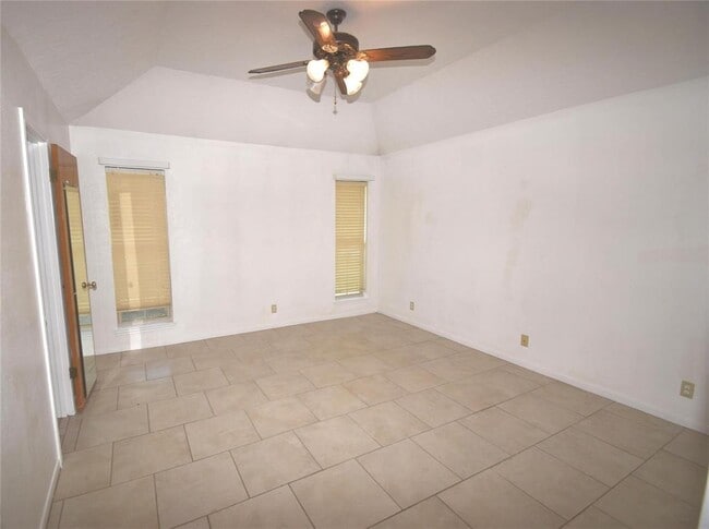 Building Photo - 314 Raintree Ln