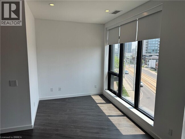 Photo du bâtiment - 690 King St W
