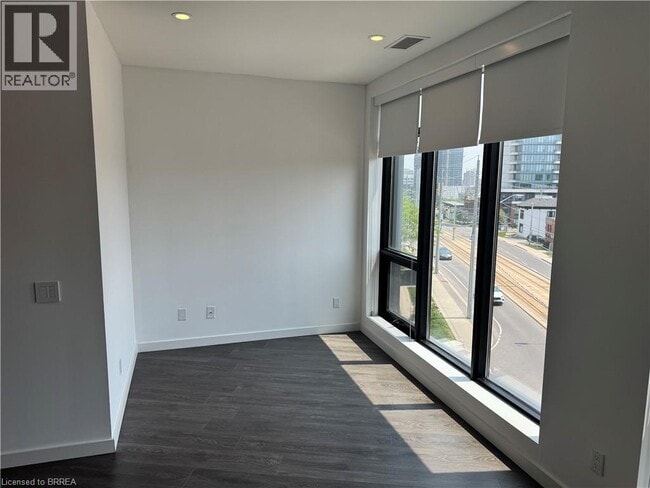 Photo du bâtiment - 690 King St W