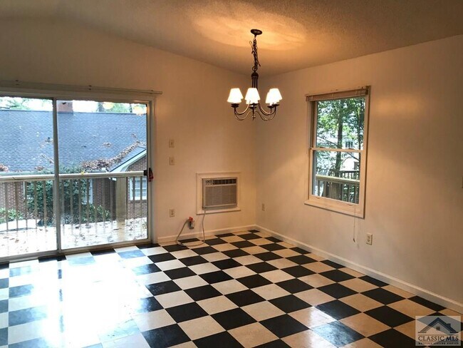 Building Photo - 180.5 Pinecrest Dr
