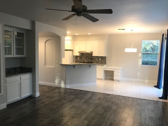 Foto del edificio - 6121 Lockridge Dr