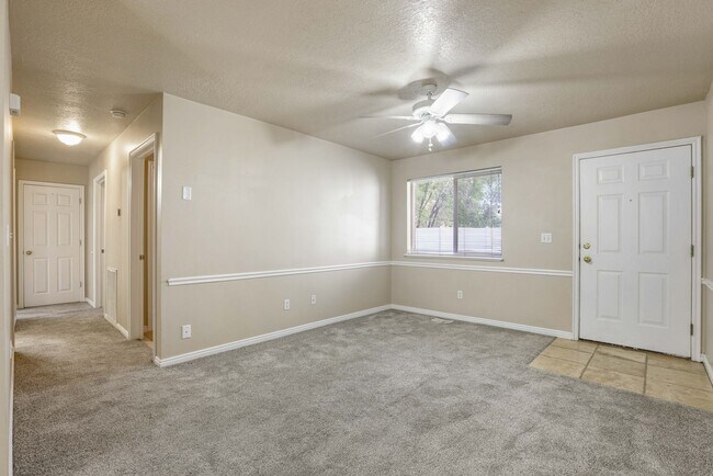 Building Photo - 2 Bed 1 Bath GROUND FLOOR Condo in Rexburg...