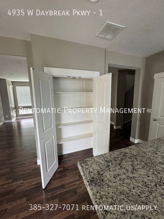 Foto del edificio - 4935 W Daybreak Pkwy