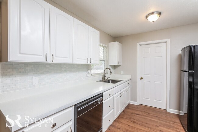 Building Photo - 3BR 2BA Leesburg home is move-in ready and...