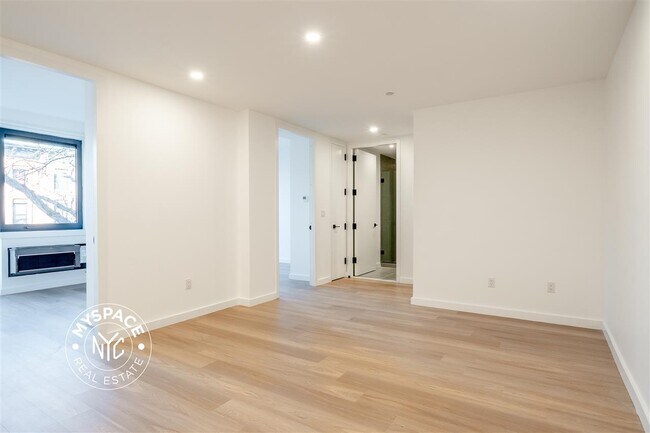 Building Photo - 654 Madison St