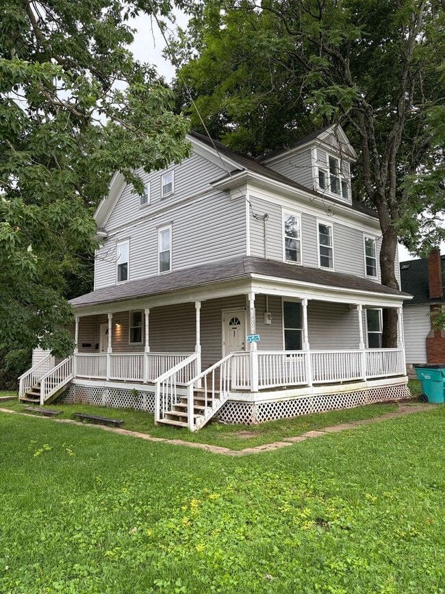 Building Photo - 724 W Elm St