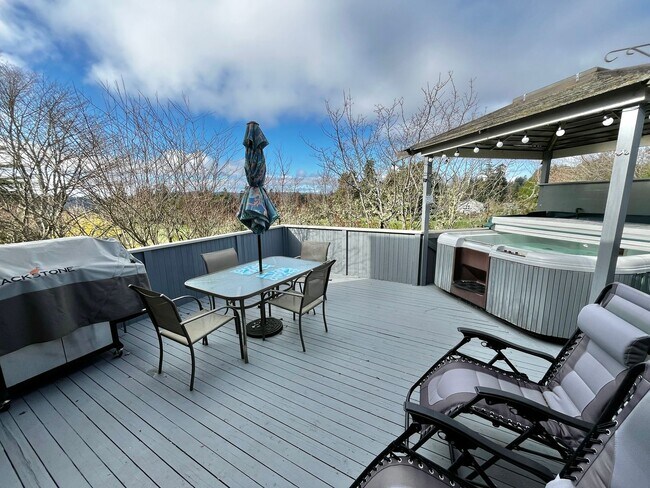 Building Photo - Fully Furnished Bainbridge Unit on Wing Po...