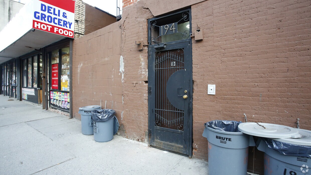 Building Photo - 394 Warren St