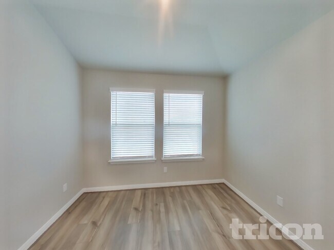 Foto del edificio - 13602 Paxton Blvd