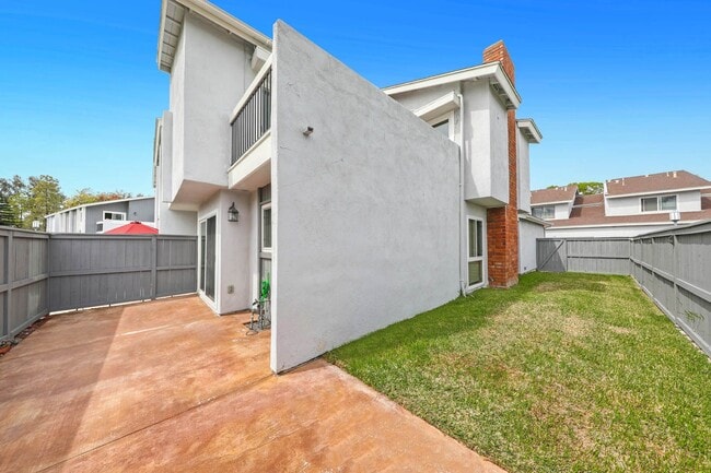 Foto del edificio - Spacious end unit-3 bedroom townhome in a prime Costa Mesa location