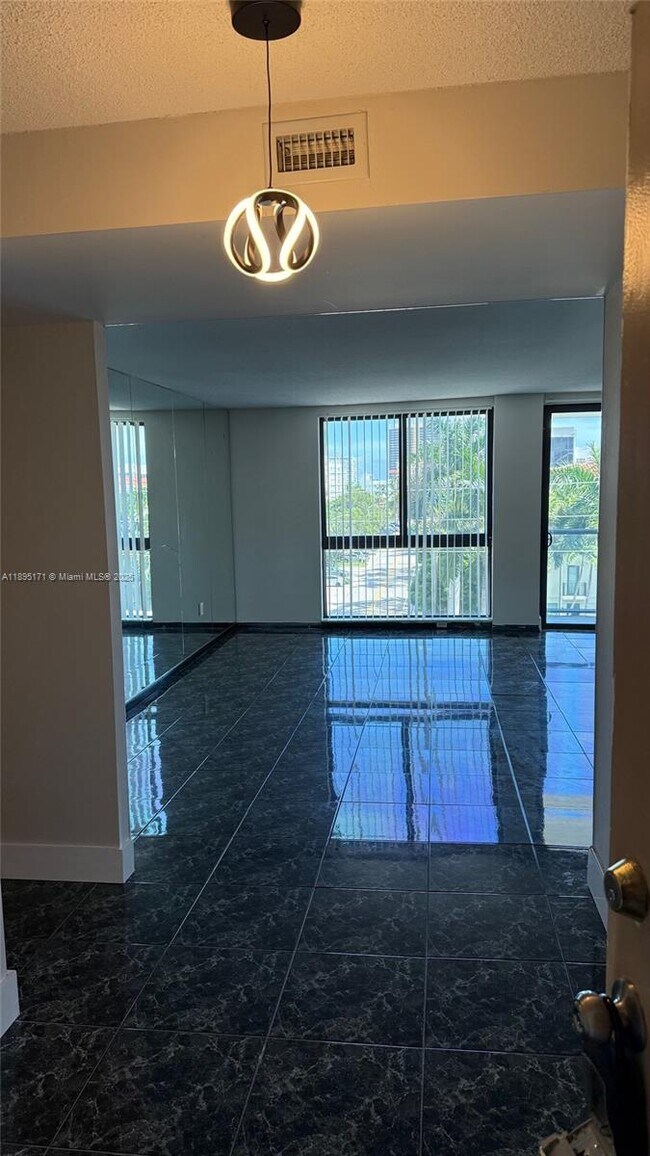 Foto del edificio - 9800 W Bay Harbor Dr