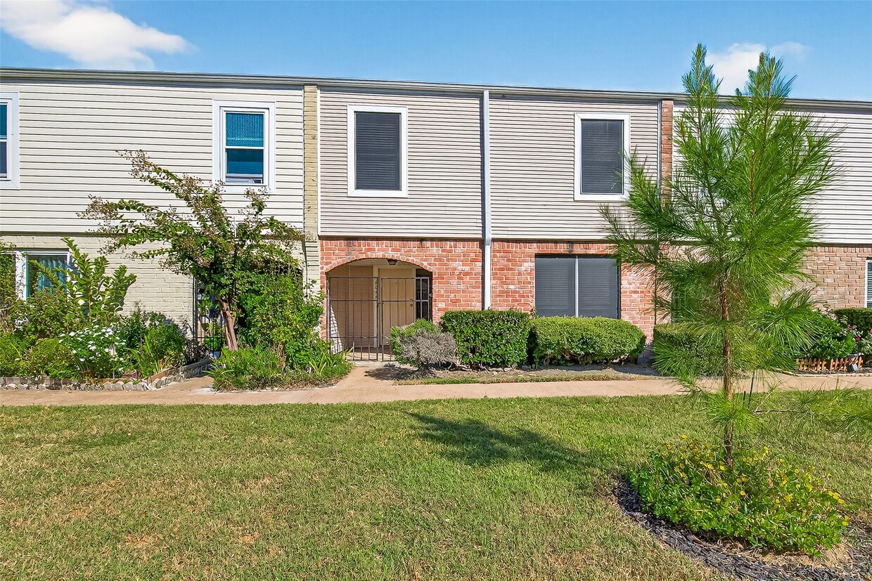 Foto principal - 9022 Wilcrest Dr