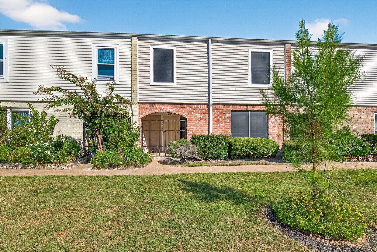 Primary Photo - 9022 Wilcrest Dr