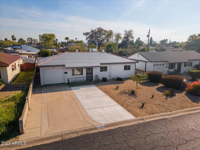Building Photo - 4429 E Glenrosa Ave
