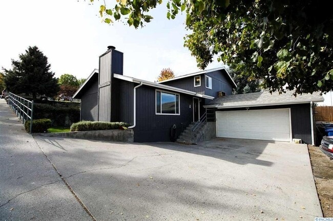 Building Photo - 336 Satus St