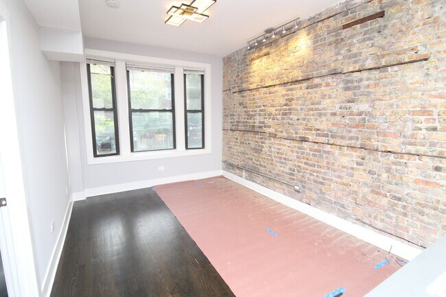 Foto del edificio - 1742 W Division St