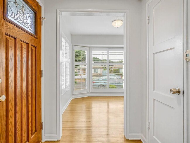 Foto del edificio - 2827 Ceilhunt Ave