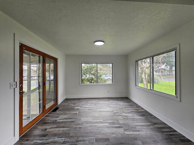 Foto del edificio - Charming 3 bed 2 bath house on a corner lo...