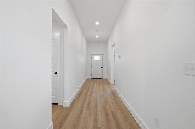 Building Photo - 5071 Vista Ave