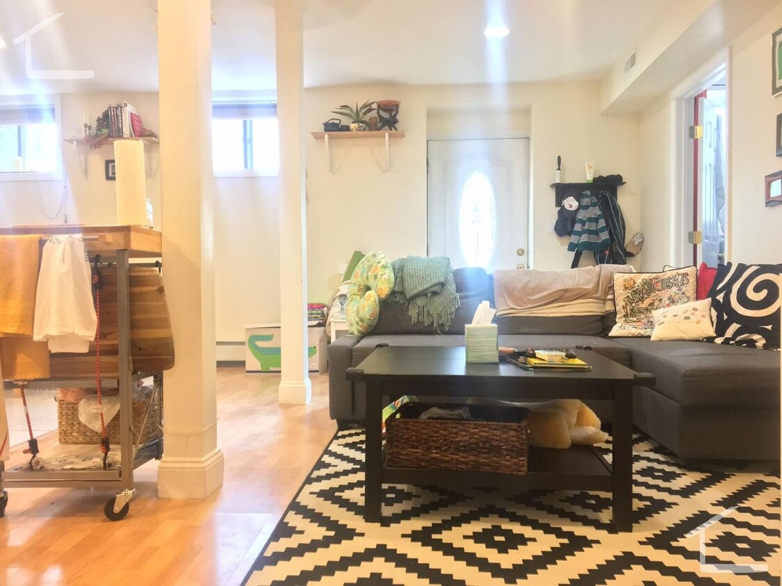 Primary Photo - Large 2 bed. 2 Full Bathrooms. One Parking...
