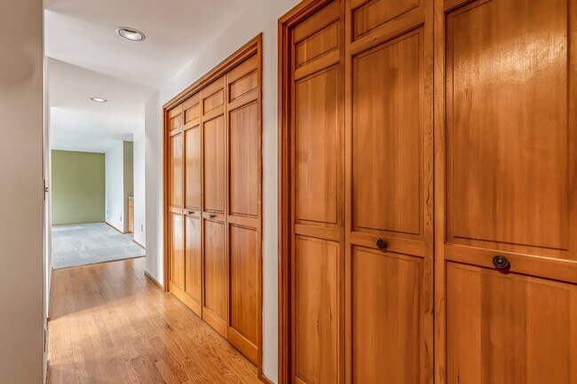 Foto del edificio - Large 2 Bedroom in Queen Anne * Utilities/...