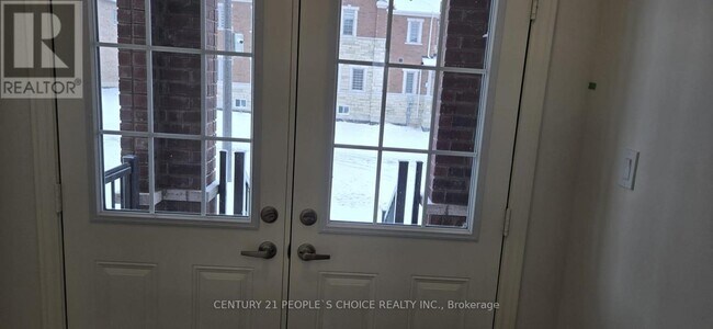 Photo du bâtiment - 2232 Crystal Dr