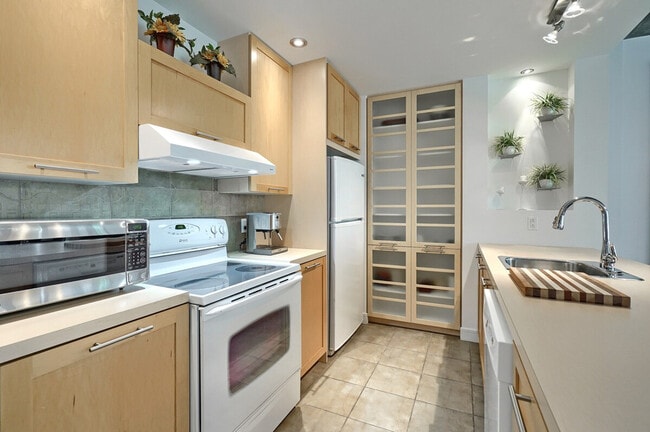 Building Photo - 1102 Rue de Bleury