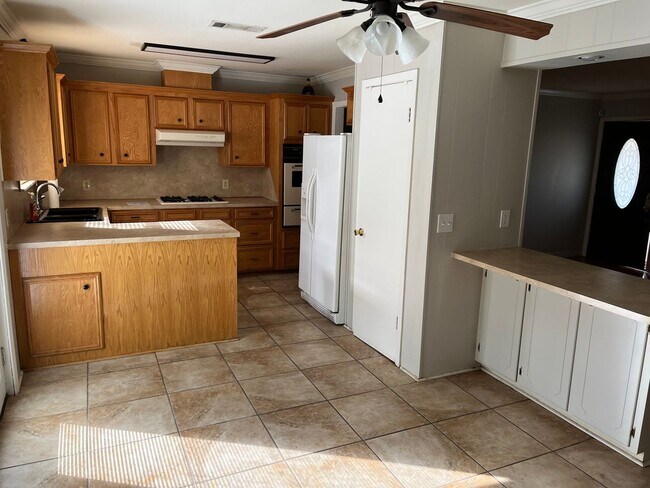 Building Photo - Southern Hills Gem