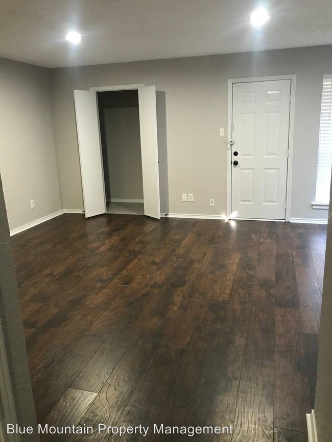 Building Photo - 2 br, 1 bath Apartment - 6864 South Creek Dr.