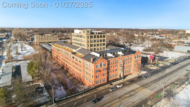 Building Photo - 6533 E Jefferson Ave