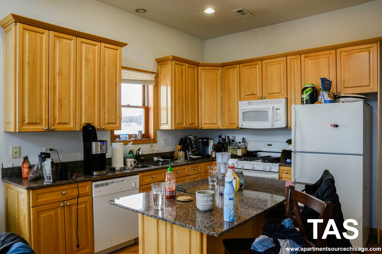 Foto principal - 2743 N Southport Ave