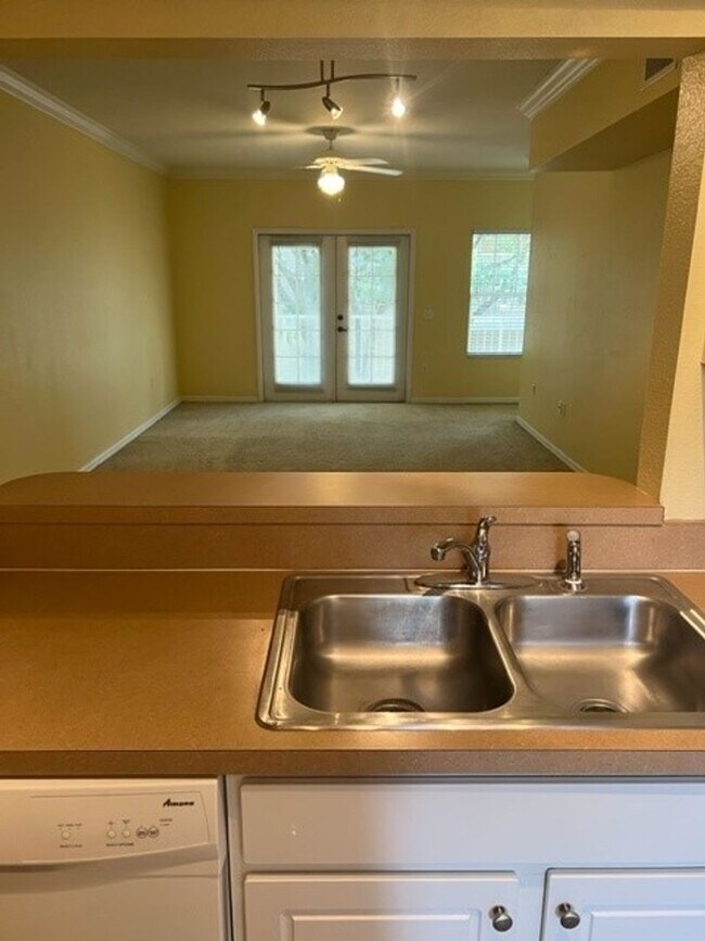 Foto del edificio - Fantastic 1 bedroom 1 bath, second story c...