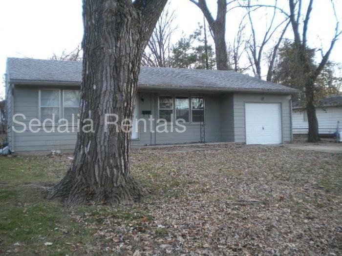 Primary Photo - 3 bedroom, 1 bath home in great neighborhood.