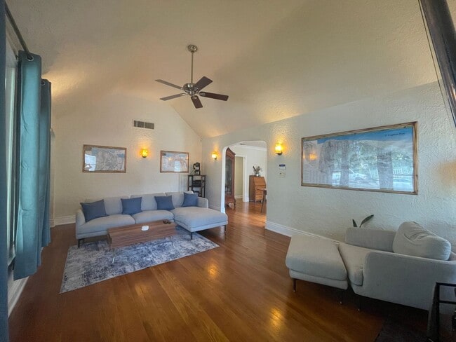 Foto del edificio - Charming 3 Bedroom 2 Bathroom House locate...